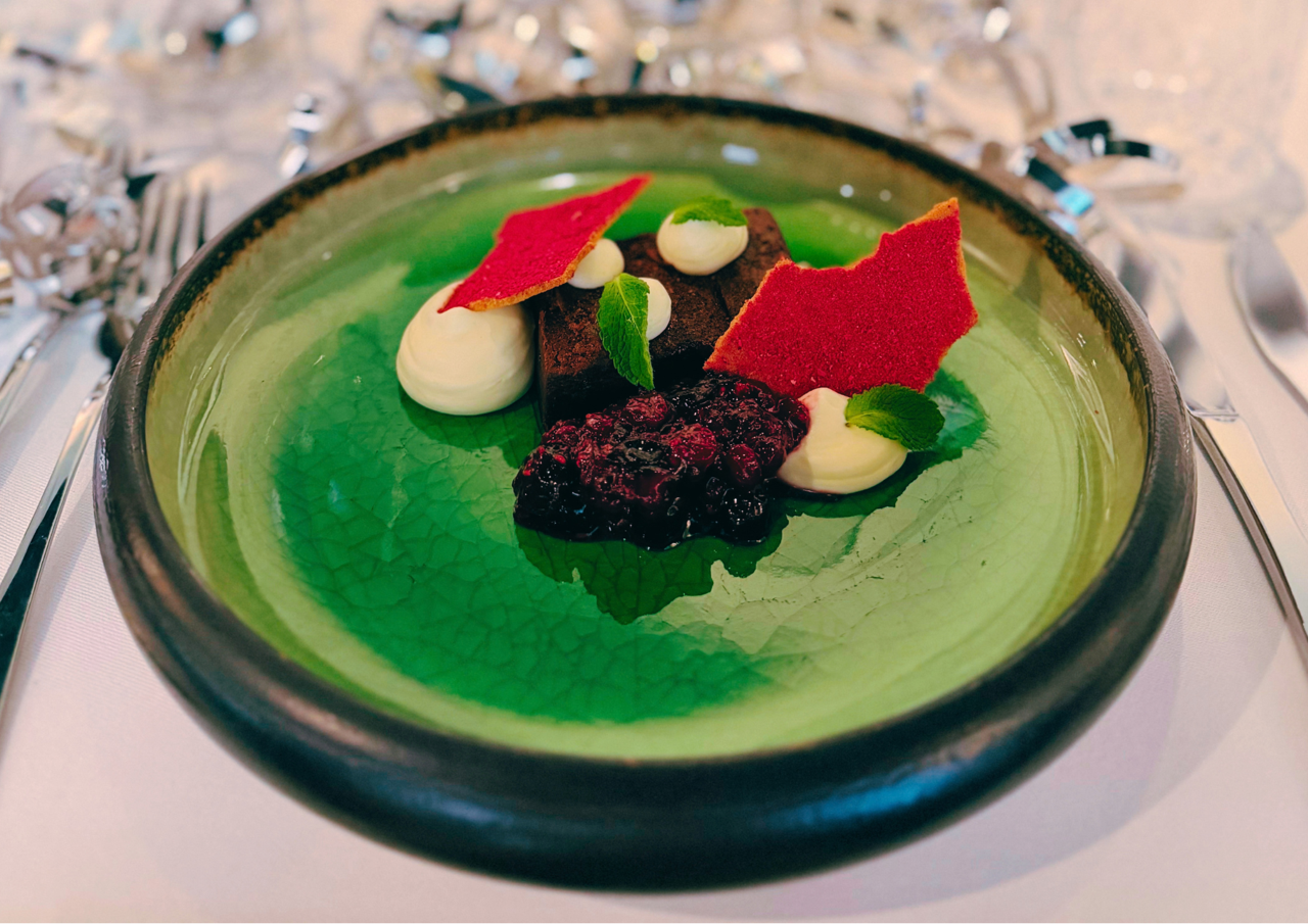 Brownie med bærkompot og hvid chokolademousse