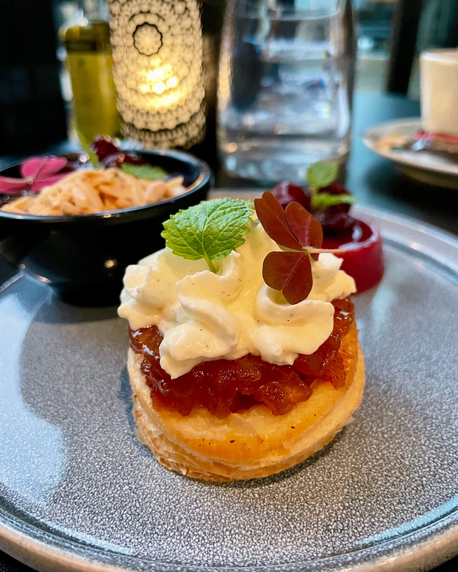 Dessert serveret med levende lys hos Pingvin